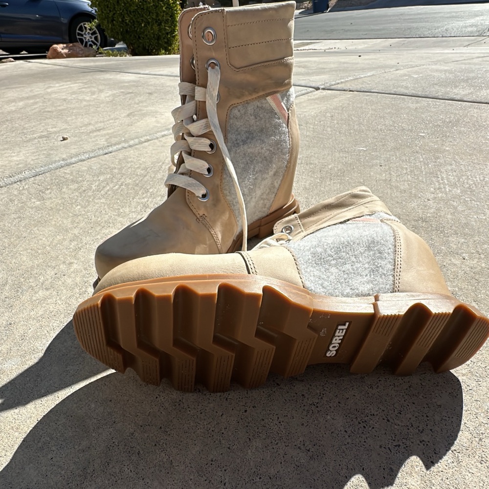 Sorel Beige and Light Gray Boots